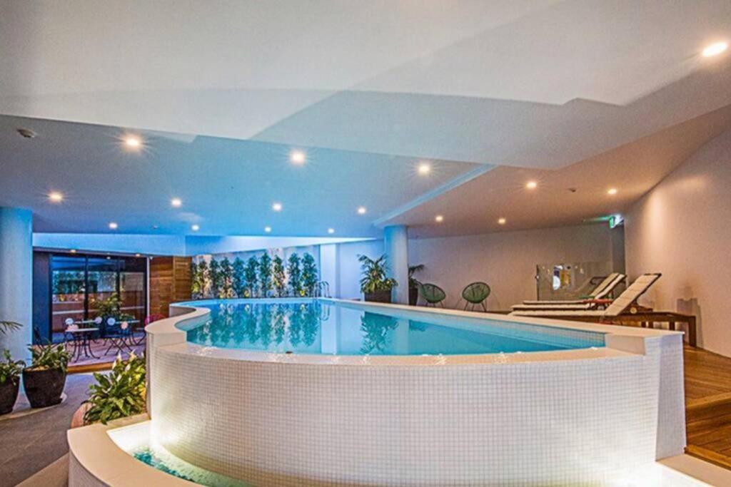 Luxe 2Br Executive Apartment Kingston Pool Parking Wifi Bbq Wine Esterno foto